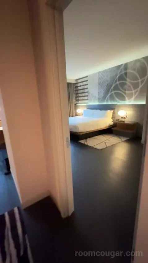 Deluxe Guest Room with 1 King, City View, High Floor bed picture #2