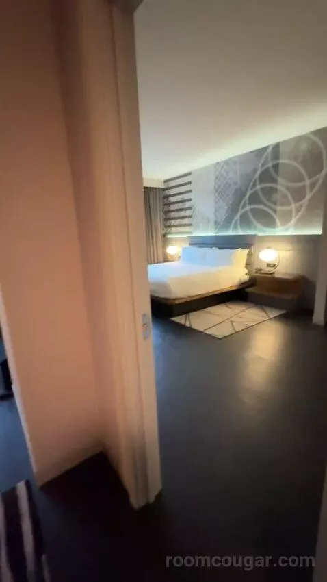 Deluxe Guest Room with 1 King, City View, High Floor bed picture #3