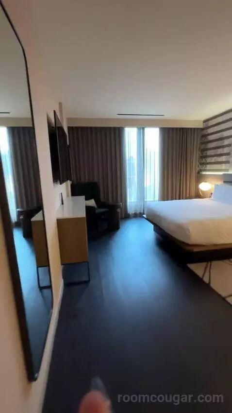 Deluxe Guest Room with 1 King, City View, High Floor bed picture #4