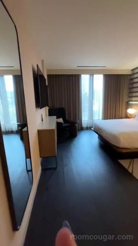 Deluxe Guest Room with 1 King, City View, High Floor bed picture #5
