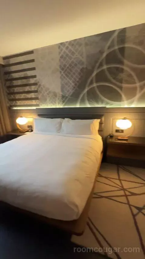 Deluxe Guest Room with 1 King, City View, High Floor bed picture #7
