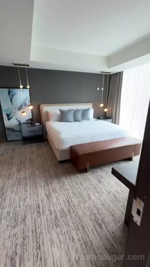 Vice Presidential Suite bed picture #1