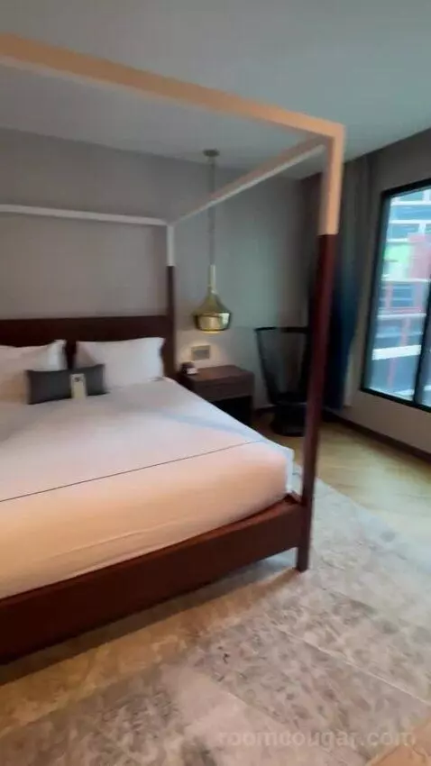 Presidential Suite bed picture #9