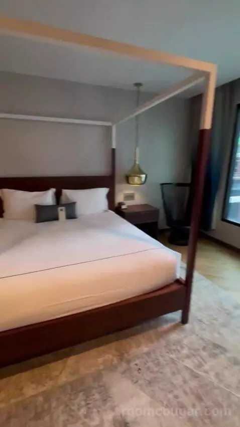 Presidential Suite bed picture #10