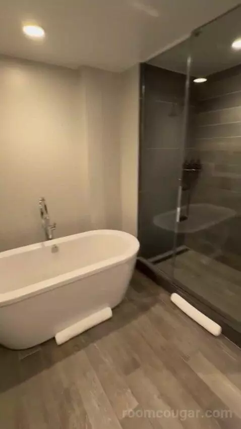 One-Bedroom Suite bathroom picture #7
