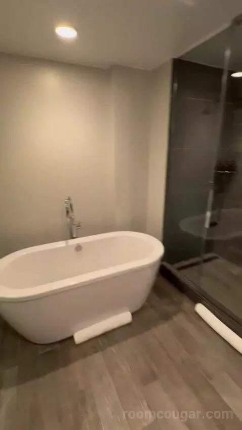 One-Bedroom Suite bathroom picture #9