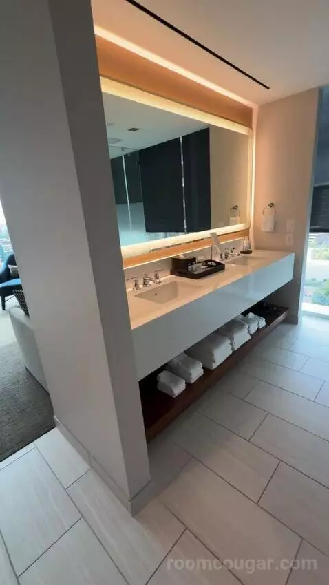 Museum Suite bathroom picture #1