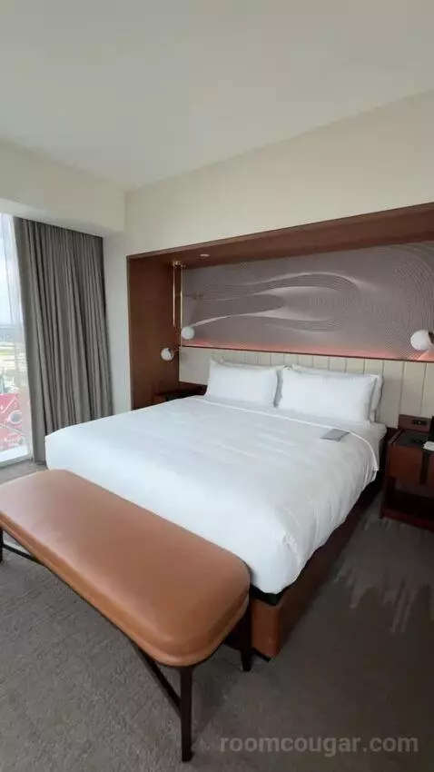 Museum Suite bed picture #2