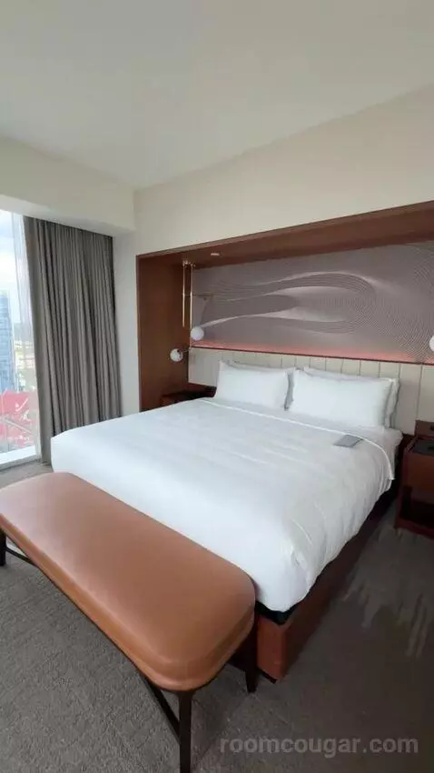 Museum Suite bed picture #3