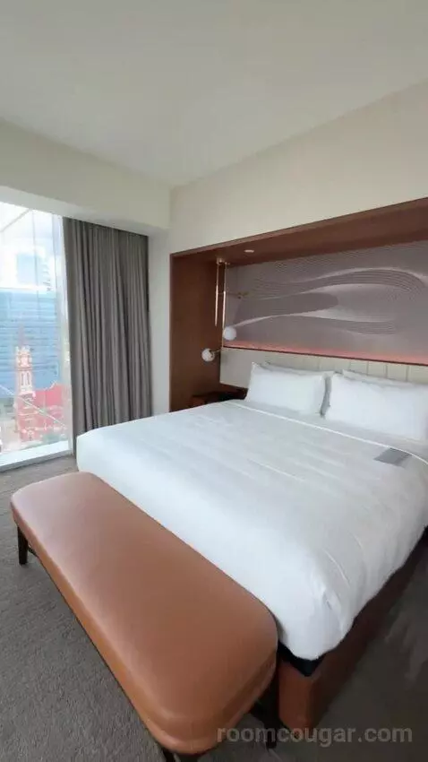 Museum Suite bed picture #5
