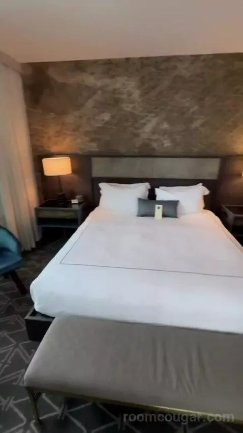 Junior Suite bed picture #4