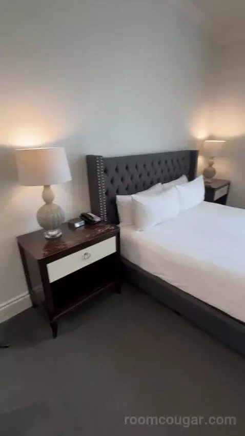 Premiere Pool View bed picture #3