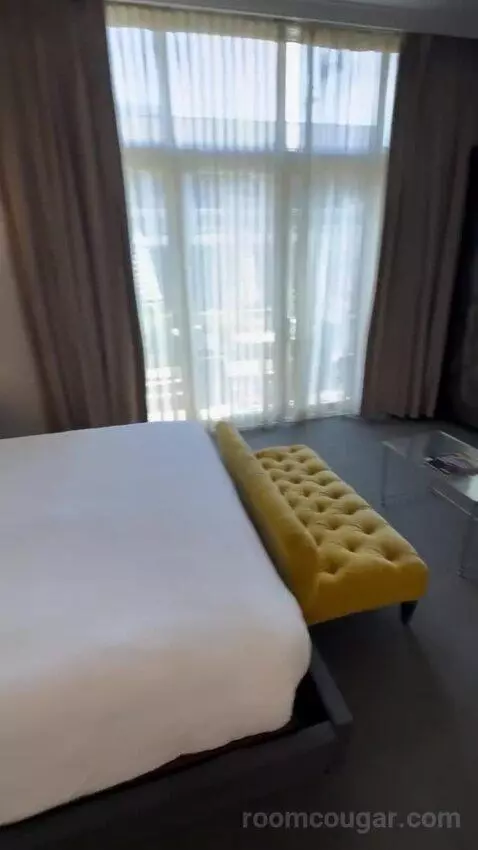 Premiere Pool View bed picture #9