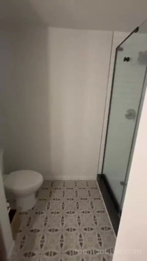 Premium Riverview Parlor Suite bathroom picture #6