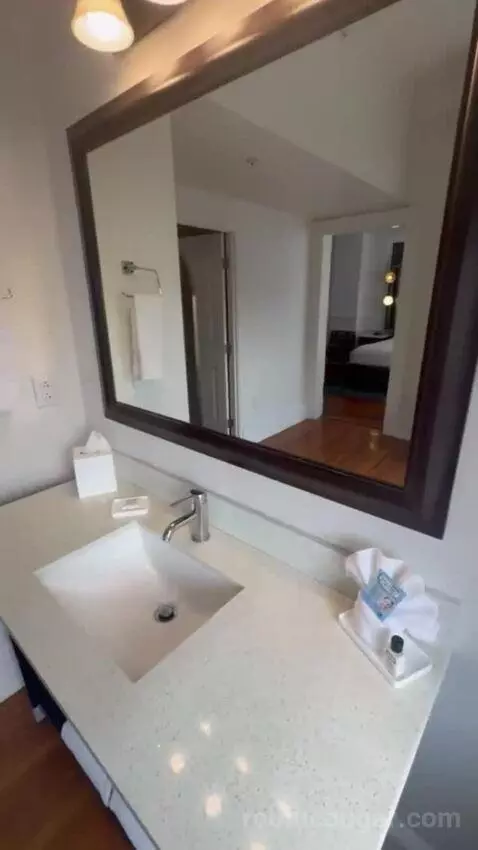 Junior Suite bathroom picture #1