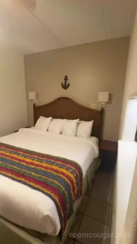 King Suite bed picture #6