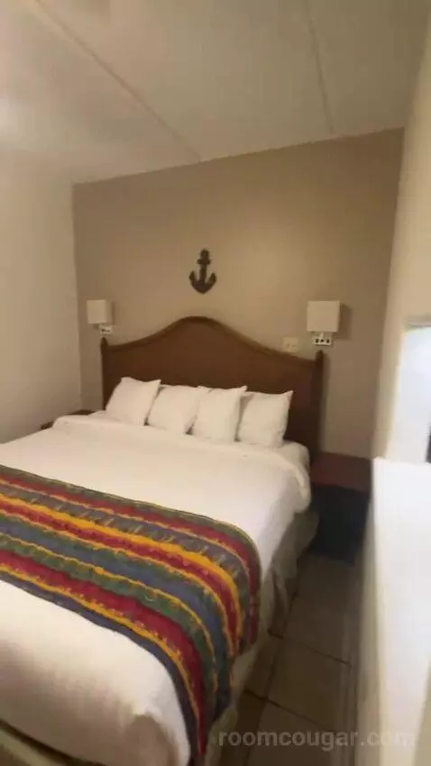 King Suite bed picture #8