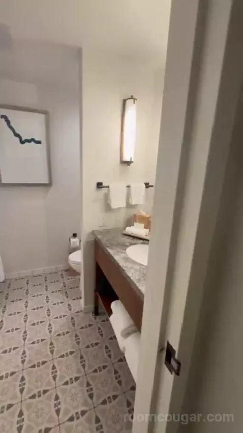 Deluxe Room with Two Double Beds bathroom picture #3