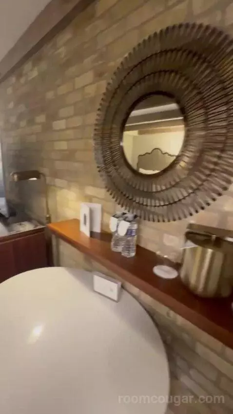 Deluxe Room with Two Double Beds bathroom picture #1
