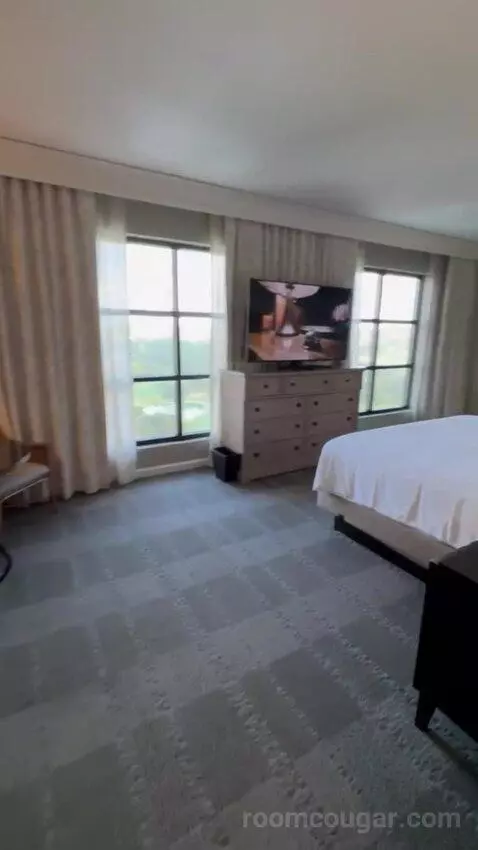 Champions Studio Suite 1 King bed picture #3