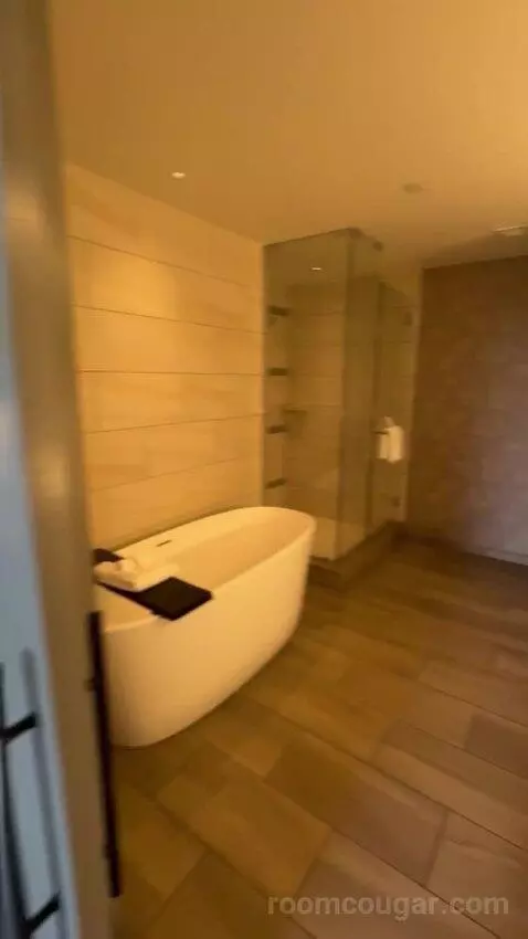 Signature Fairways Suite
 - 1 King Bed bathroom picture #4