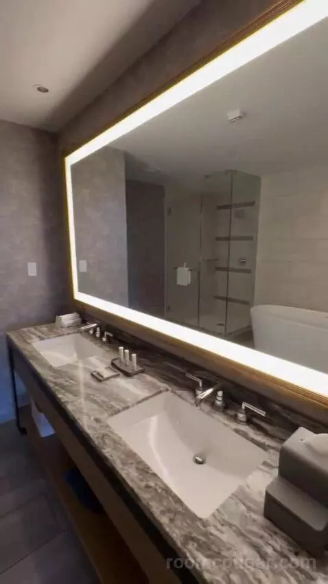 Signature Fairways Suite
 - 1 King Bed bathroom picture #5
