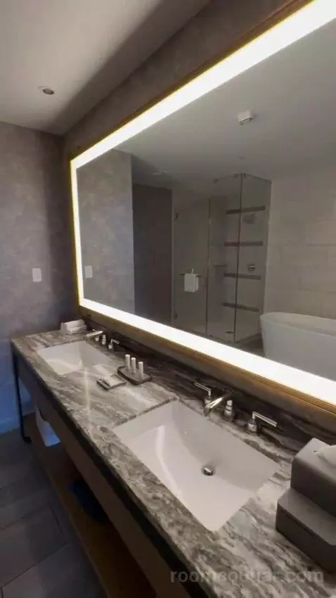 Signature Fairways Suite
 - 1 King Bed bathroom picture #6