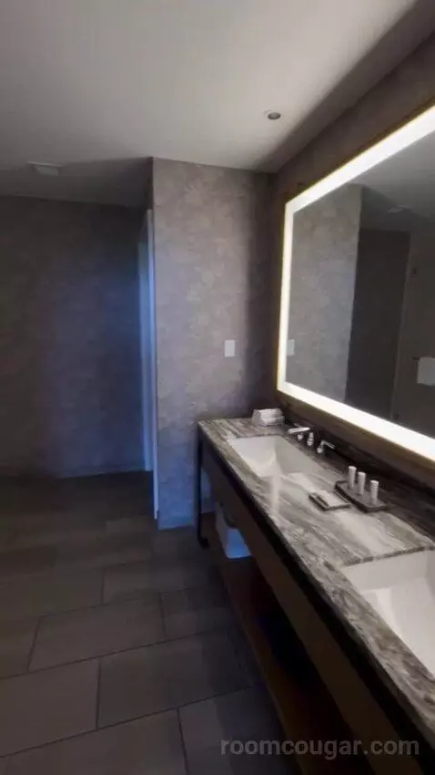 Signature Fairways Suite
 - 1 King Bed bathroom picture #8