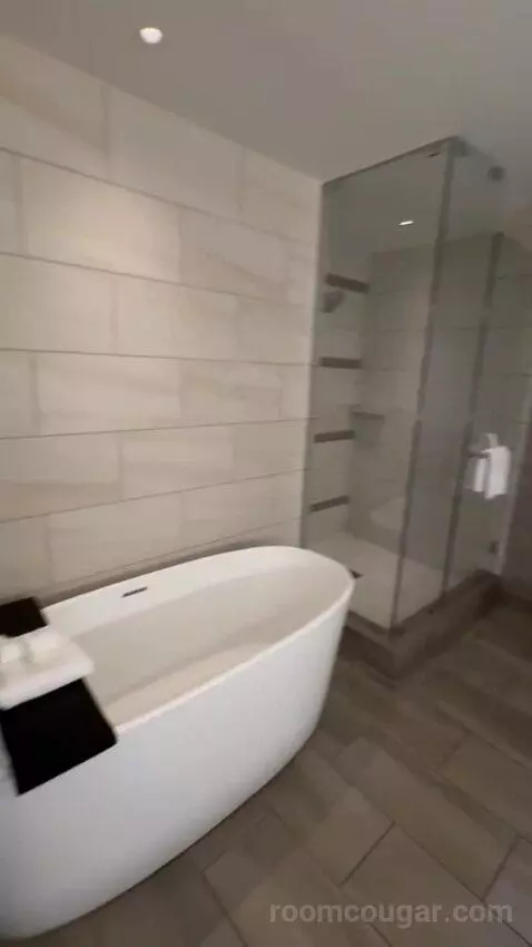 Signature Fairways Suite
 - 1 King Bed bathroom picture #11