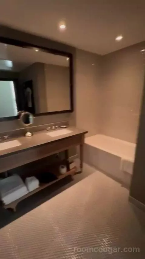 Balcony Corner Suite King bathroom picture #11