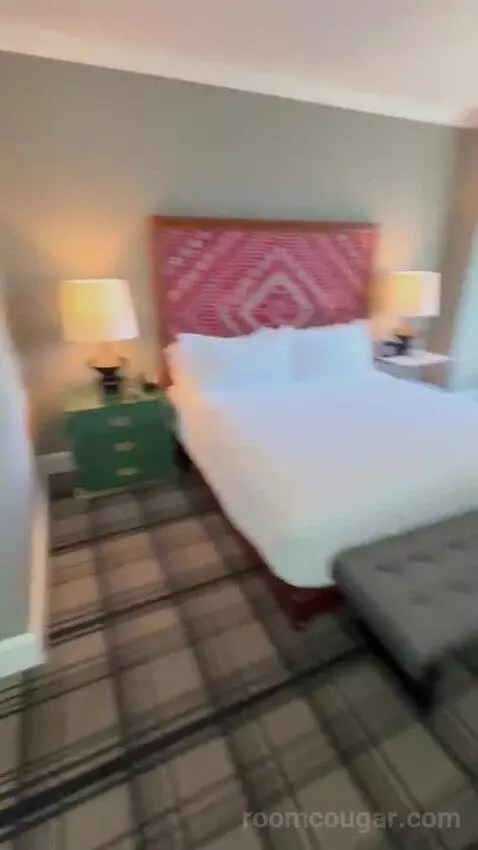 Balcony Corner Suite King bed picture #2