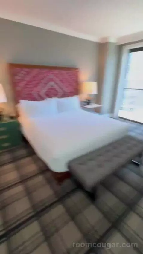 Balcony Corner Suite King bed picture #3