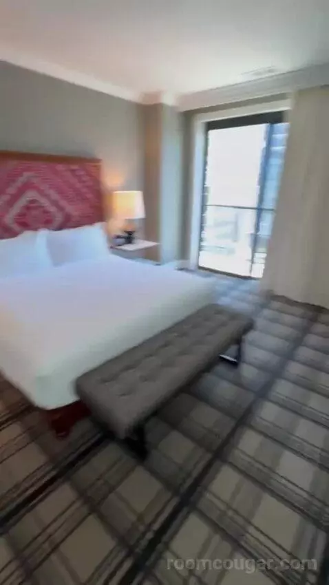 Balcony Corner Suite King bed picture #4
