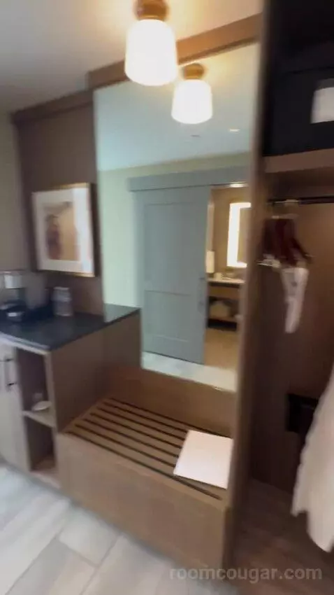 Deluxe Room, 2 Queen Beds bathroom picture #2