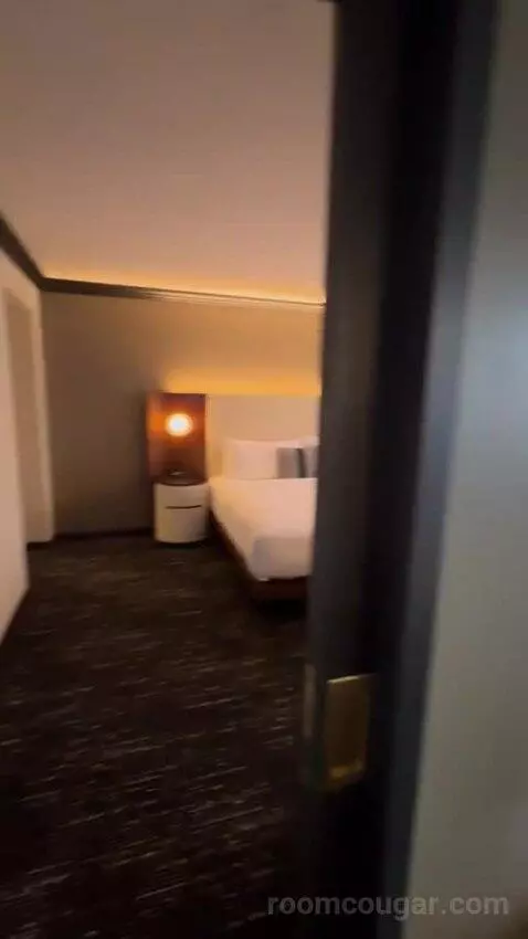 Premier Club Luxury Suite bed picture #2