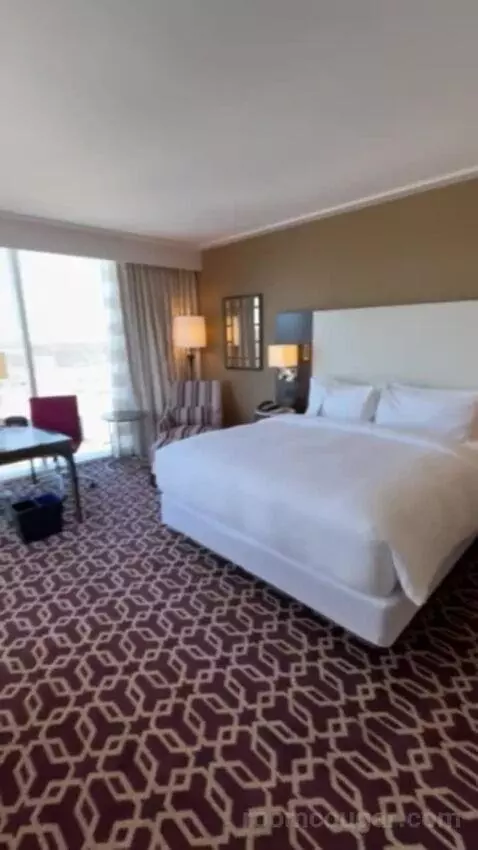 Fairmont Gold Grand Suite bed picture #1