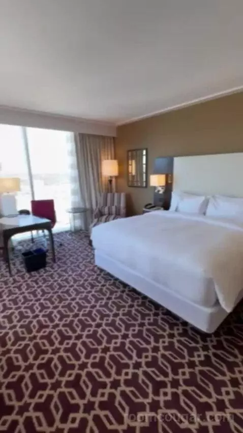 Fairmont Gold Grand Suite bed picture #2