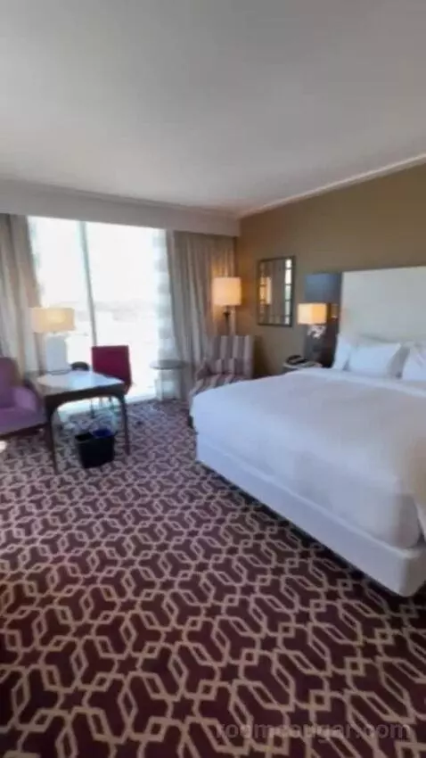 Fairmont Gold Grand Suite bed picture #3