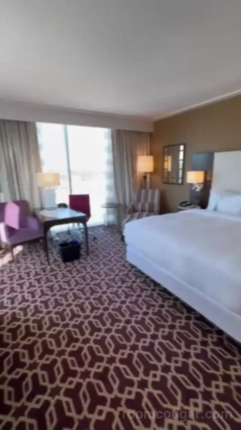 Fairmont Gold Grand Suite bed picture #4