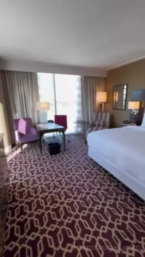 Fairmont Gold Grand Suite bed picture #5