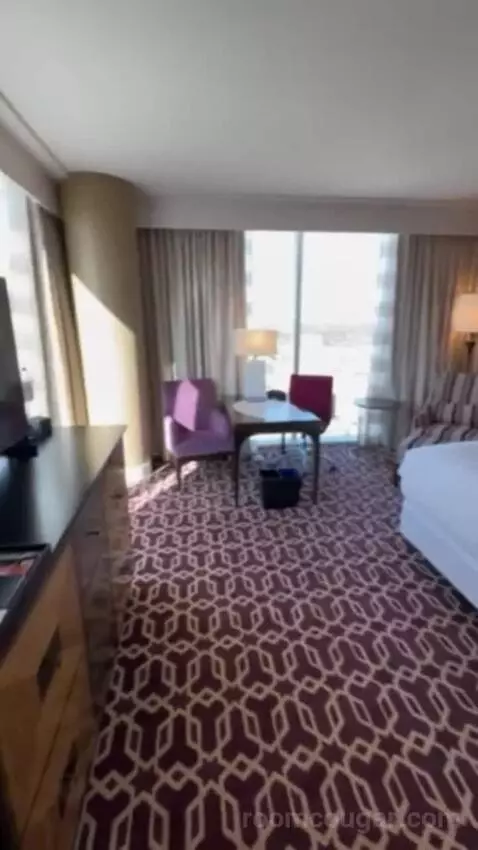 Fairmont Gold Grand Suite bed picture #8