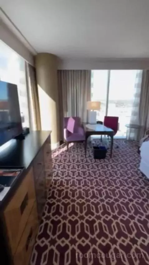 Fairmont Gold Grand Suite bed picture #9