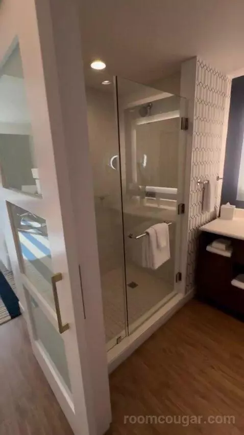 Signature King bathroom picture #1