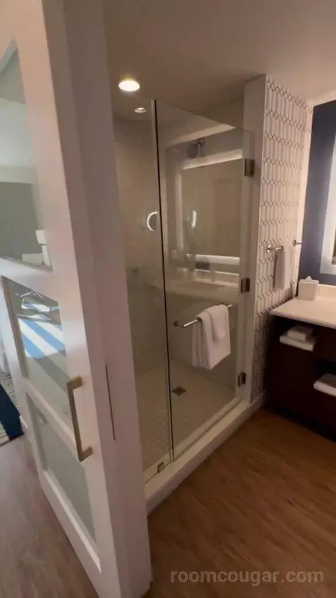 Signature King bathroom picture #2