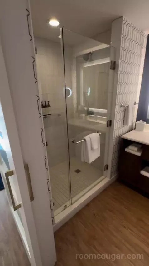 Signature King bathroom picture #3