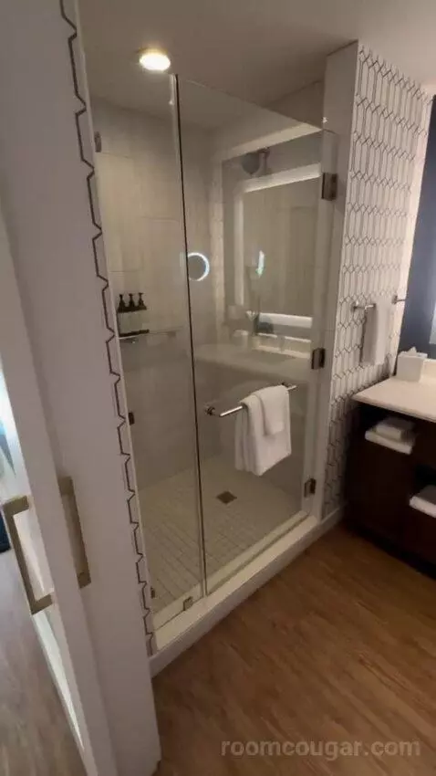 Signature King bathroom picture #4