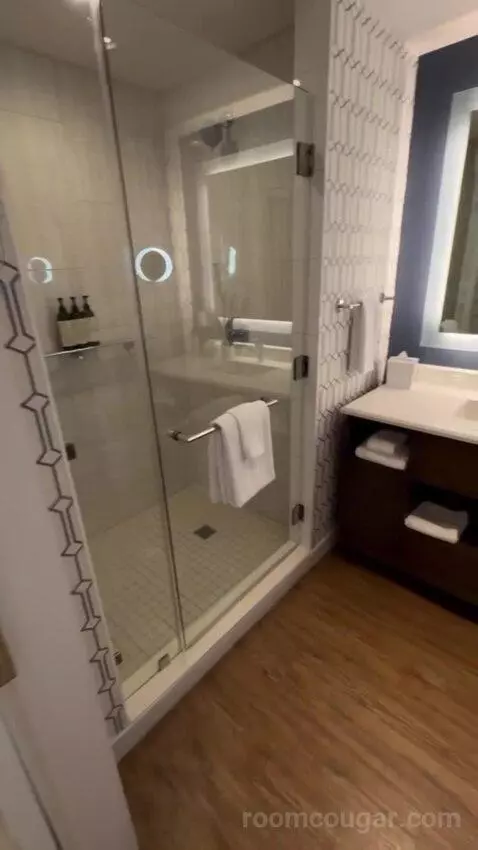 Signature King bathroom picture #5