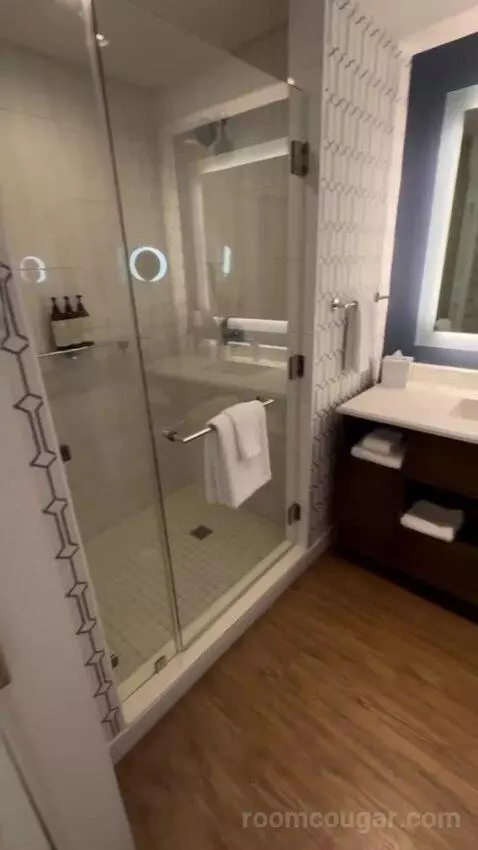 Signature King bathroom picture #6