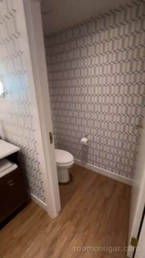 Signature King bathroom picture #7