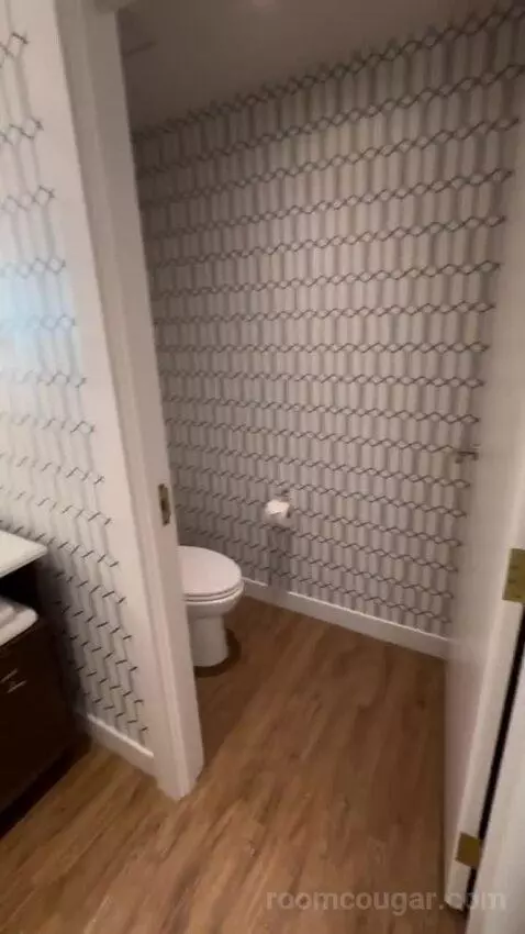 Signature King bathroom picture #8